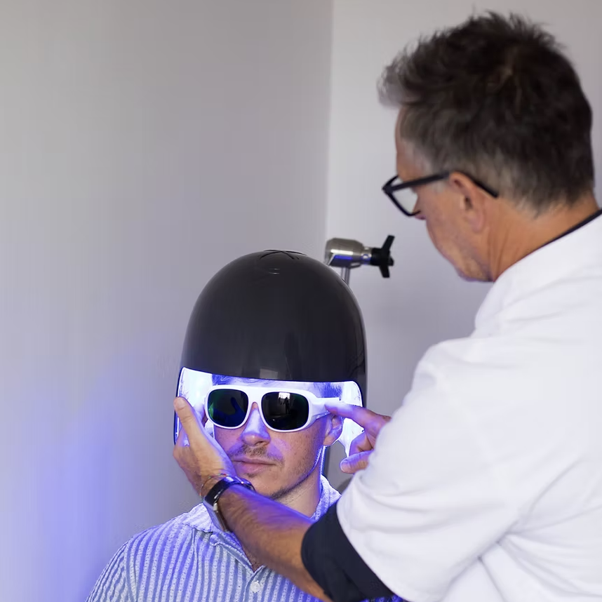le trichologue applique la Lumière pulsée pour stimuler la repousse post greffe